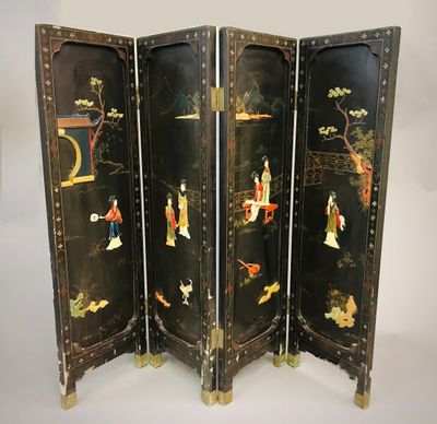 une image représentant un paravent à quatre panneaux noir et or, orné de scènes asiatiques