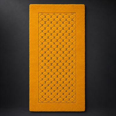 un tapis de bain jaune avec un motif dessus