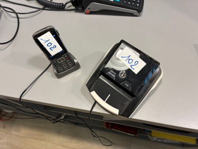 deux téléphones portables posés sur une table