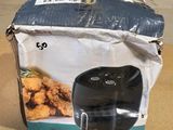 une boîte de poulet frit posée par terre