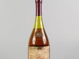une vieille bouteille de vin posée sur une table