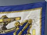 une image représentant un drapeau bleu et blanc bordé d'or