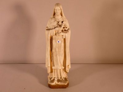 une statue représentant une femme tenant un enfant dans ses bras