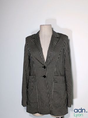 veste blazer à carreaux noirs et blancs sur un mannequin, un mannequin, un mannequin, un mannequin, un mannequin, un mannequin, un mannequin, un mannequin, un mannequin