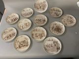 de nombreuses assiettes ornées de photos de personnes, posées sur une table