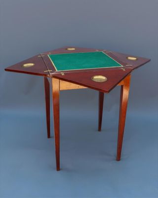 une photo d'une table en bois avec un plateau vert