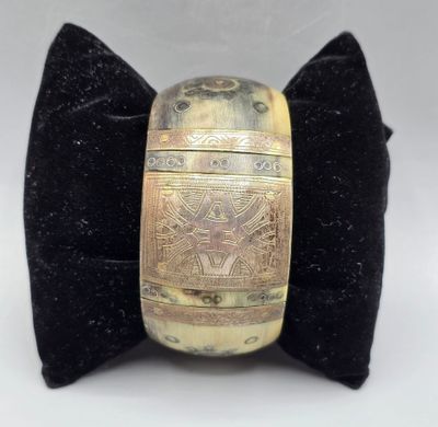 MAGREBH (?) Bracelet en corne incrusté de plaques d'argent i…