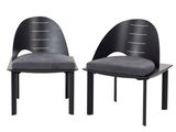 une paire de chaises noires avec des coussins gris et des pieds noirs