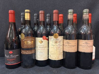 plusieurs bouteilles de vin sont alignées sur une table
