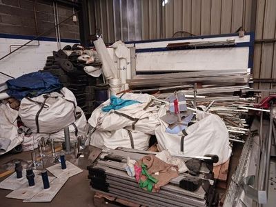 un gros tas de bric-à-brac dans un entrepôt rempli d'objets