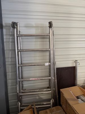 de nombreux cartons et une échelle dans un débarras