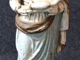 figurine d'une femme tenant un bébé dans ses bras
