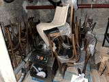 a chair that is sitting in a room full of chairs