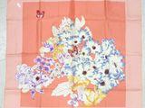 une écharpe rose ornée d'un bouquet de fleurs