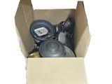une boîte en carton remplie de casseroles et de poêles