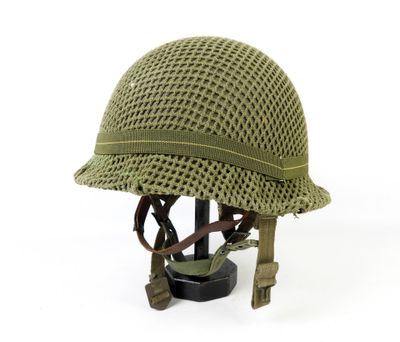 une image représentant un casque posé sur un support, sur fond blanc