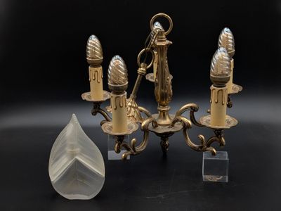 Réunion d'un lustre en bronze à 5 lumières de style Louis XV…