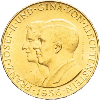 les deux hommes se font face sur une pièce d'or