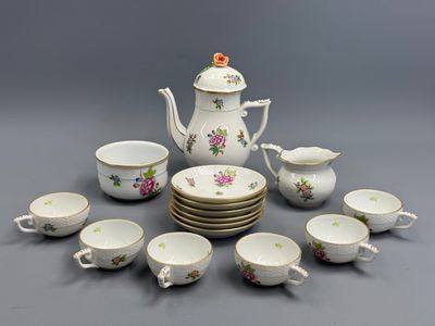 plusieurs tasses et soucoupes et une théière sur la table