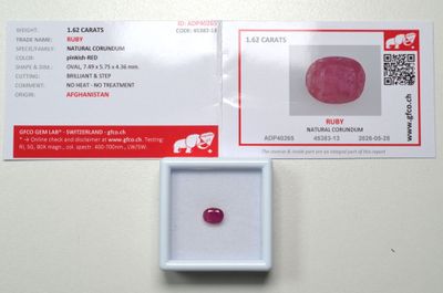 une photo représentant un diamant rose dans un écrin blanc posé sur une table
