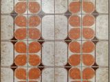 un sol carrelé orange et blanc, avec un motif carré