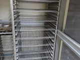 une étagère en métal contenant des aliments