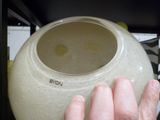 une personne qui tient un vase à la main