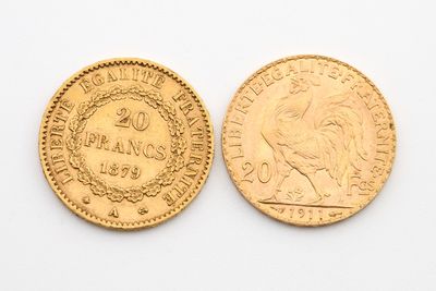 gros plan de deux pièces d'or sur une surface blanche