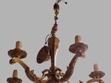 un lustre surmonté d'un oiseau