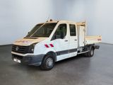un camion blanc garé dans une pièce