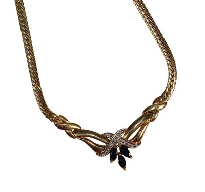 gros plan d'un collier sur fond blanc