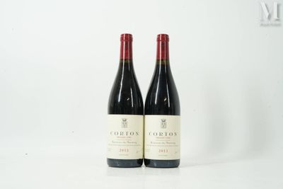deux bouteilles de vin rouge posées l'une à côté de l'autre sur une table