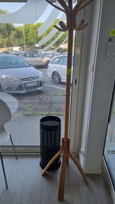 deux chaises et une table devant une fenêtre