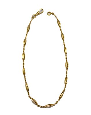 un collier en or sur fond blanc