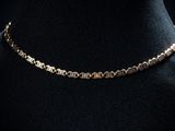 gros plan d'un collier sur un mannequin mannequin mannequin mannequin mannequin mannequin mannequin mannequin mannequin