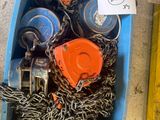 une boîte bleue contenant des chaînes et une borne d'incendie rouge