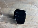 une Apple Watch posée sur une table