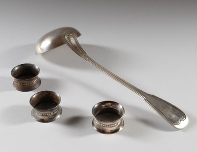 une cuillère, une cuillère et des tasses posées sur une table