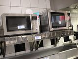 de nombreux micro-ondes qui se trouvent sur l'étagère de la cuisine