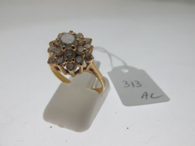 une image représentant une bague en or ornée d'un motif floral