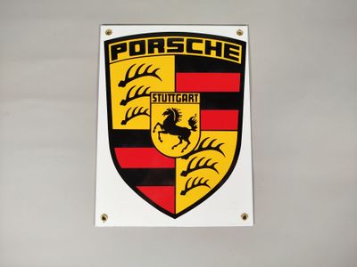 un emblème Porsche accroché au mur d'un garage