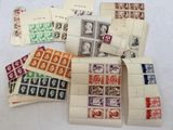 de nombreux types de timbres différents sur un fond blanc