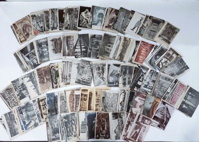 beaucoup de vieux timbres qui sont posés sur la table