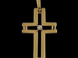 un pendentif en forme de croix en or, orné d'un diamant au centre