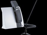 un téléphone noir et blanc et un micro sur pied