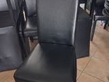 beaucoup de fauteuils en cuir noir dans un magasin