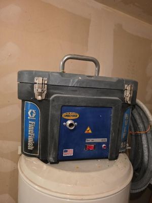 une boîte à outils bleue posée sur des toilettes blanches