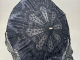 un parapluie noir et blanc orné d'une perle dorée