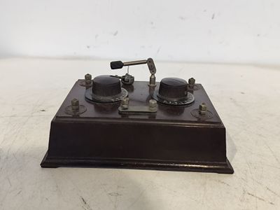 un petit objet métallique posé sur une table