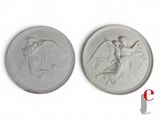 paire de deux médaillons en argent représentant des anges et une femme